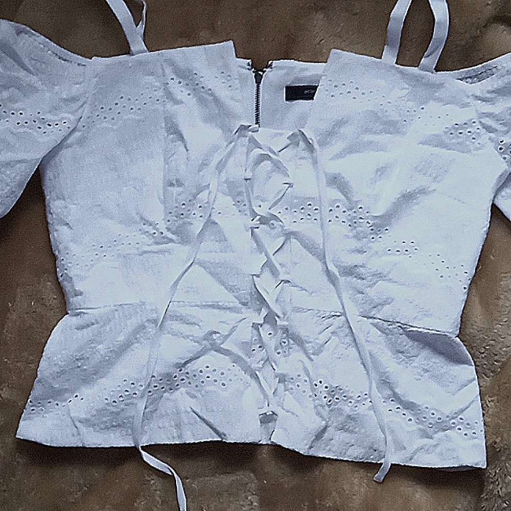 Bcbgmaxazria top its so beautiful I wish it fit me
